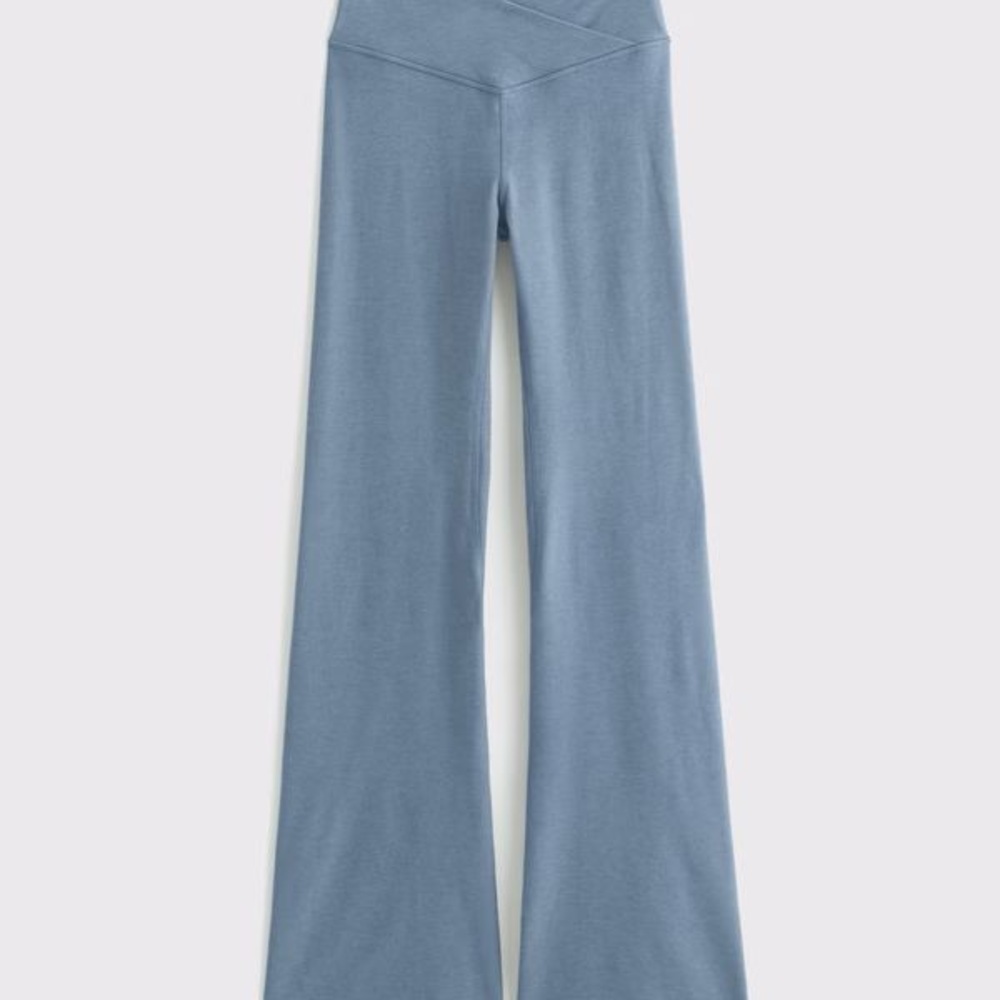 Abercrombie YPB everydaySOFT Flare Leggings